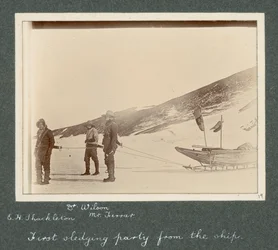 E. H. Shackleton, le docteur Edward Wilson et M. Hartley Ferrar (le géologue) attelés au traîneau. Tiré de l