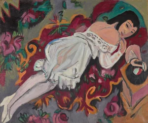 Fille en chemise blanche
