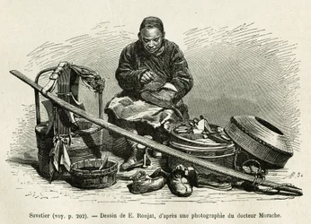 Le savetier ambulant répare les bottes mais aussi les harnais des voitures des hauts fonctionnaires du palais, au pied de la Porte de la Fleur Orientale du Palais Impérial à Pékin. Gravure d