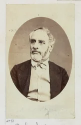 Delescluze Louis Charles (1809-1871). Journaliste, il a connu plusieurs condamnations, amendes et emprisonnements à Cayenne, pour ses idées démocratiques et sociales révolutionnaires (1830). Élu au Conseil de la Commune, membre du Comité de...