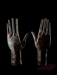Art étrusque : deux mains - Statuettes en bronze - 680-670 av. J.-C. Dim H 23,5 cm De la tombe du Carro di bronzo, Vulci