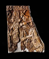 Civilisation étrusque : plaque en ivoire décorée de la représentation de Geryon - Du tumulus de Montefortini, Comeana, Italie - 7e siècle av. J.-C. Dim 10x8,1 cm Florence, Museo Archeologico, inv 194662