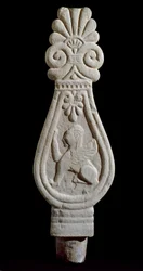 Civilisation étrusque : stèle de sépulcre en grès décorée de la silhouette d