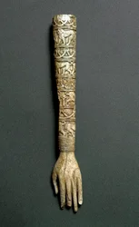 Antiquité étrusque : bras ou poignée avant de flabellum (éventail liturgique) en ivoire. De la tombe Barberini à Préneste (Palestrina). VIIe siècle av. J.-C. Rome, Museo Nazionale di Villa Giulia