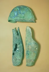 Casque et jambières, Italo-étrusques, début du Ve siècle av. J.-C.