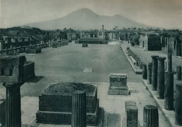 Vue du forum avec le mont Vésuve au loin, Pompéi, Italie (1927)