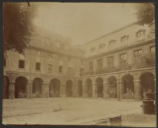 Cour à arcades