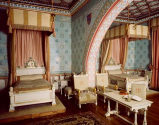 Chambre rose avec mobilier par Eugène Viollet-le-Duc et Edmond Clément-Louis-Marie-Duthoit, Château Neuf dans le Château de Roquetaillade, France