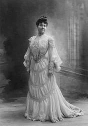 Mme Paul de la Cramerye avec une robe en dentelle