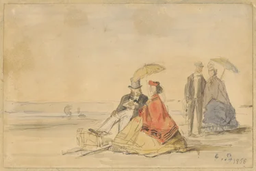 Un couple assis et un couple marchant sur la plage