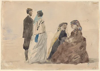 Deux dames assises et un couple marchant sur la plage