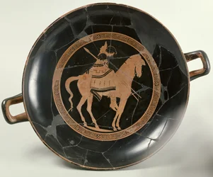 Coupe à figures rouges attiques représentant un cavalier (céramique)