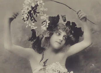 Fille avec une couronne de vigne (photo n/b)