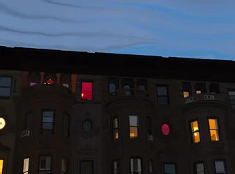 Row Houses with Colorful and Illuminated Windows, Brooklyn (art numérique)