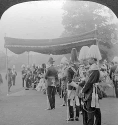 Le roi remet les médailles du couronnement, palais de Buckingham, Londres.