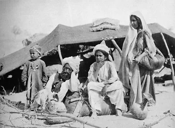 Trois générations de nomades Brahui, Est du Baloutchistan, 1902