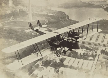[Avion volant au-dessus de Washington D.C.]