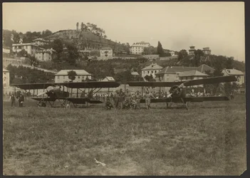 [Groupe entre deux avions]