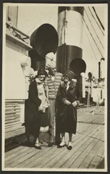 [Homme et femmes sur le bateau]