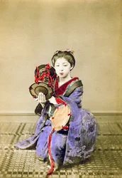 Geisha jouant du tsuzumi, Japon, 1882