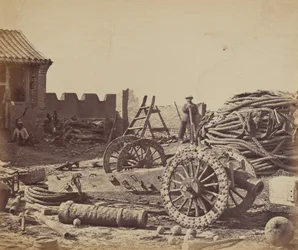 Intérieur du fort de Pehtang montrant le magasin et le canon en bois, 1er août 1860