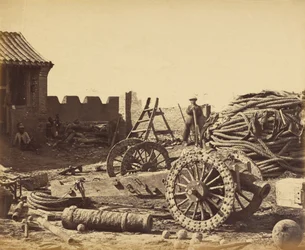 Intérieur de Pehtang montrant le magasin et le canon en bois, 1er août 1860