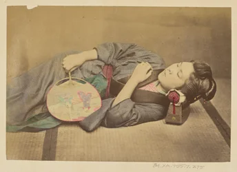 [Femme japonaise endormie tenant un éventail]