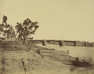 Le pont de fer menant de la résidence aux cantonnements