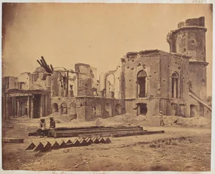 La façade de la Résidence, Lucknow, 1858