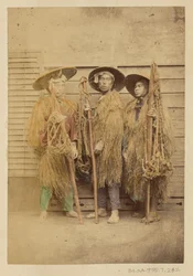 [Trois Japonais vêtus de robes de gazon et de chapeaux à larges bords].