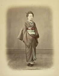 Femme en costume traditionnel