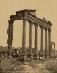 Colonnade et vestiges du temple à Palmyre, Syrie