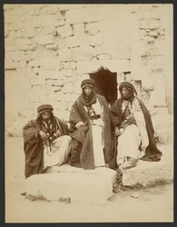Groupe de trois cheikhs bédouins