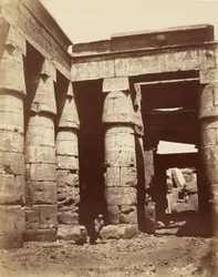 Intérieur de la première cour du temple de Ramsès III à Karnak [Thèbes]