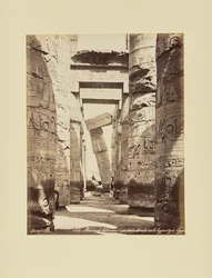 Karnak. Colonne inclinée dans la salle hypostyle, Égypte