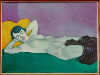 Femme endormie sur tapis vert