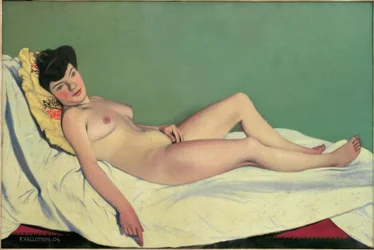 Femme nue couchée sur un drap blanc, coussin jaune