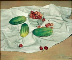 Trois concombres et un vase blanc contenant des cerises