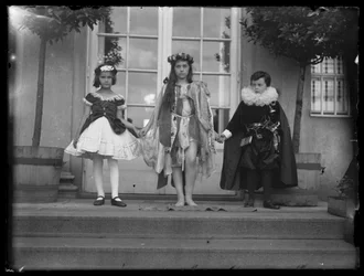 Enfants de Ferdinand en costume de femme