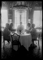 Famille Mautner en train de manger