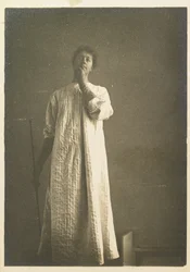 Femme en chemise, la main devant la bouche