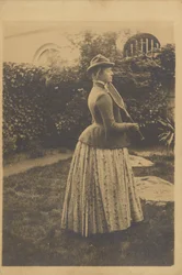 Femme à la raquette, dans un jardin