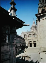 Façade sud et la Plaza de Praterias