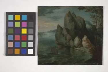 Paysage marin avec une haute falaise