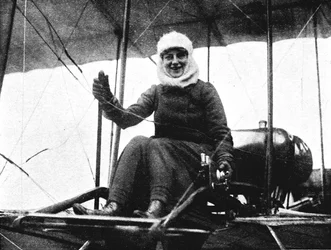 La deuxième femme pilote britannique : Mme de Beauvoir Stocks dans son biplan Farman, 1911