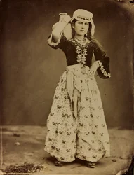 Album Damas et Baalbek : jeune femme syrienne en vêtements traditionnels