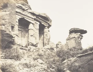 Djébel Selséleh Silsilis, Stèles architecturales taillées dans les C