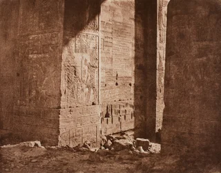 Premier pylône - Inscription française gravée sur l