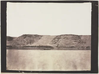 Vue générale des monuments sculptés dans le roc avec le dahabieh du photographe. Abou Simbel
