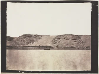 Vue générale des monuments sculptés dans le roc avec le dahabieh des photographes. Abou Simbel, 1851-1852